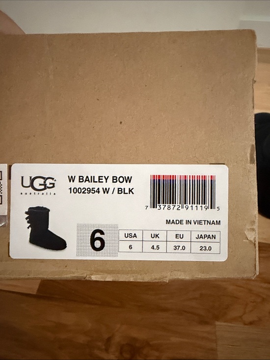 s-l400.jpg UGG Black Short Shearling-Lined Boots